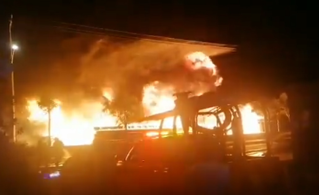 Se registra fuerte incendio en el Bordo de Xochiaca, en Nezahualcóyotl