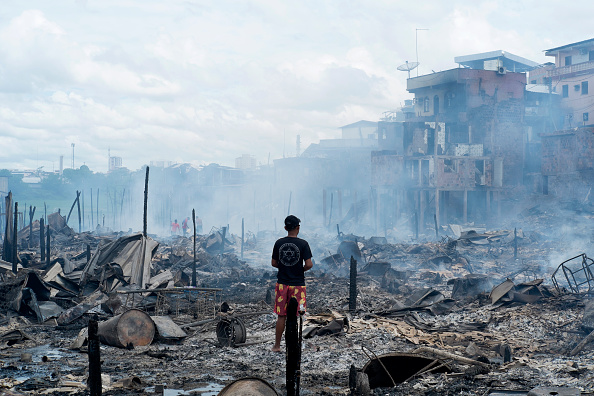 Incendio destruye 600 casas en barrio pobre de Brasil
