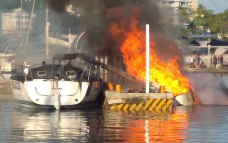 Incendio de embarcaciones en Acapulco deja dos lesionados