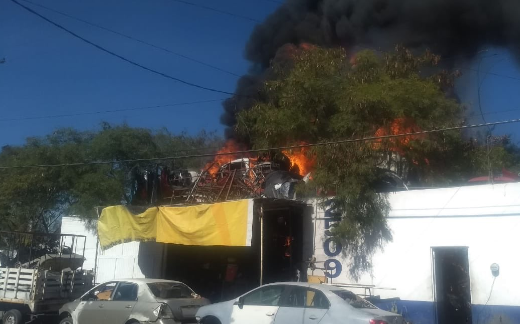 Incendio crea enorme columna de humo en Monterrey 