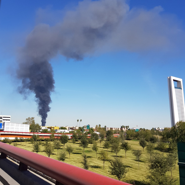 Incendio crea enorme columna de humo en Monterrey