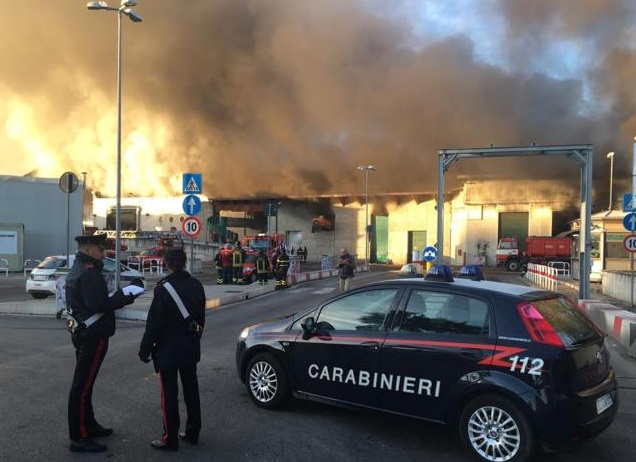 Incendio provoca nube tóxica basurero en Salario, Roma