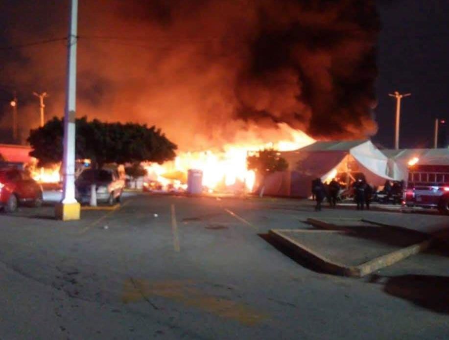 Incendio consume tianguis navideño en Matehuala, San Luis Potosí