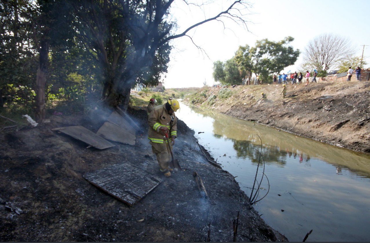 Fuga de combustible provoca incendio en arroyo Santa Rita en Irapuato