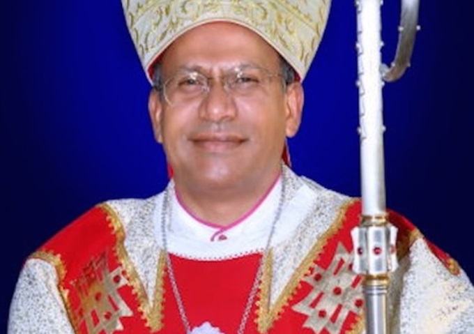 Papa remueve a obispo indio con esposa y lujos