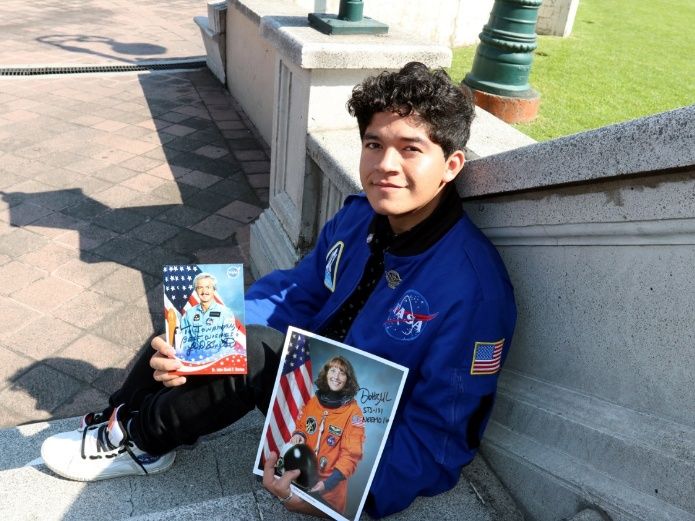 Joven que ganó concurso de la NASA debe dinero a su escuela