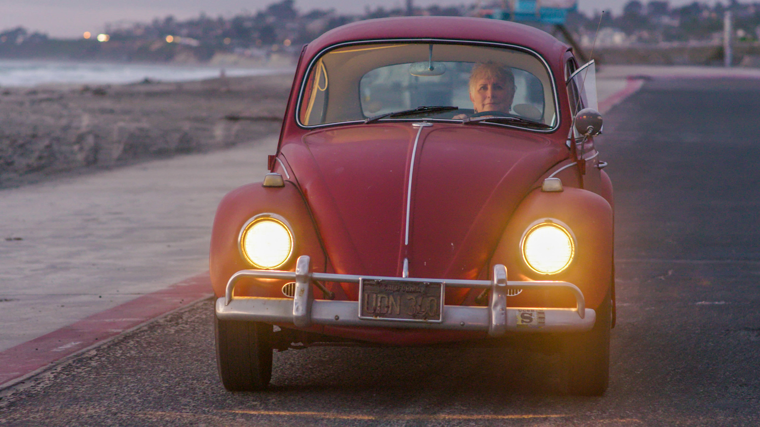 Kathleen conduce a 'Annie' por la costa de California, antes de la restauración. (Volkswagen)