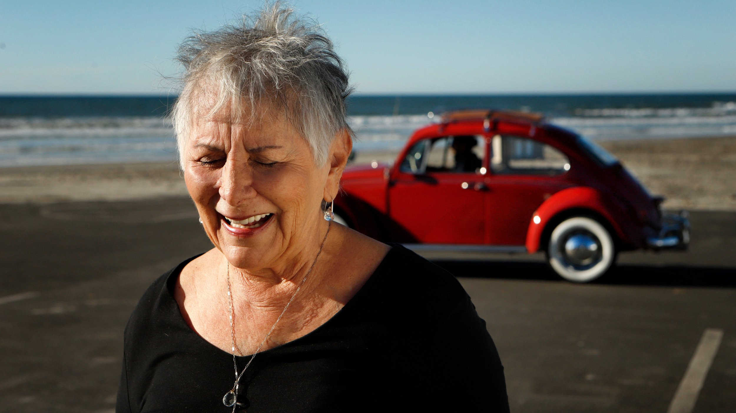 Kathleen sonríe frente a una 'Annie' restaurada y de vuelta en California (Volkswagen)