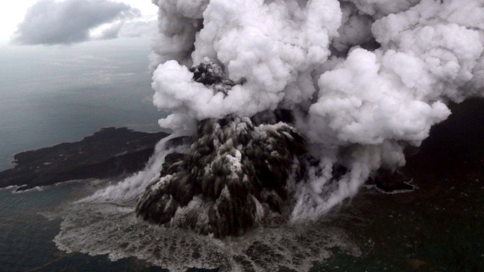 La explosión caótica que cubrío el Anak Krakatoa con ceniza, roca y vapor el 23 de diciembre (Reuters)