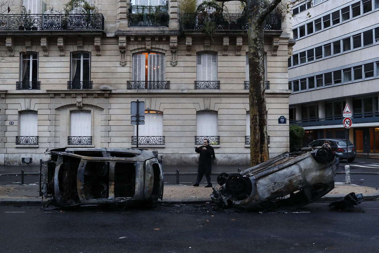 La mayoría de los daños causados por los disturbios ocurrieron en los barrios más acomodados de París (AP Images)