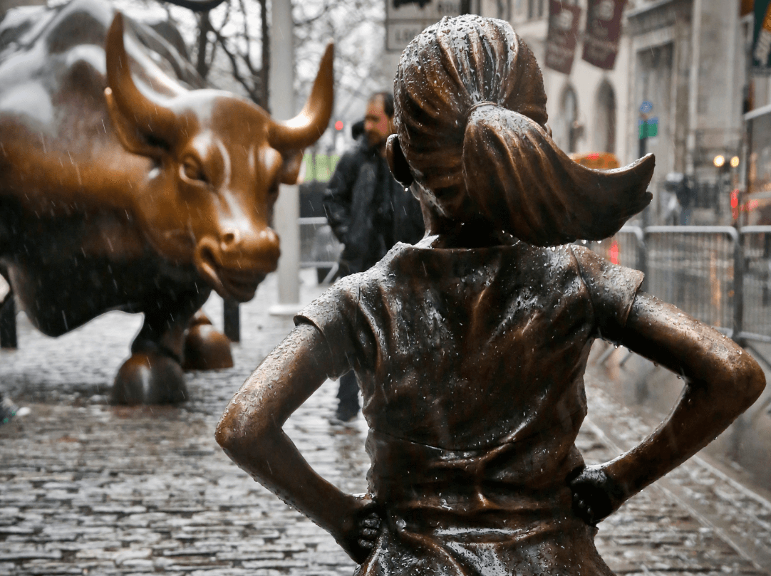 La 'Niña sin miedo' fue colocada originalmente frente al toro de Wall Street. (AP, archivo) 
