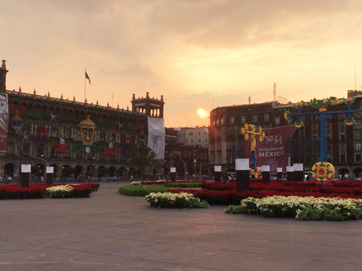 La puesta de sol en la Plaza de la República, después de que concluyeran los trabajos de decoración el 4 de diciembre (Excélsior)