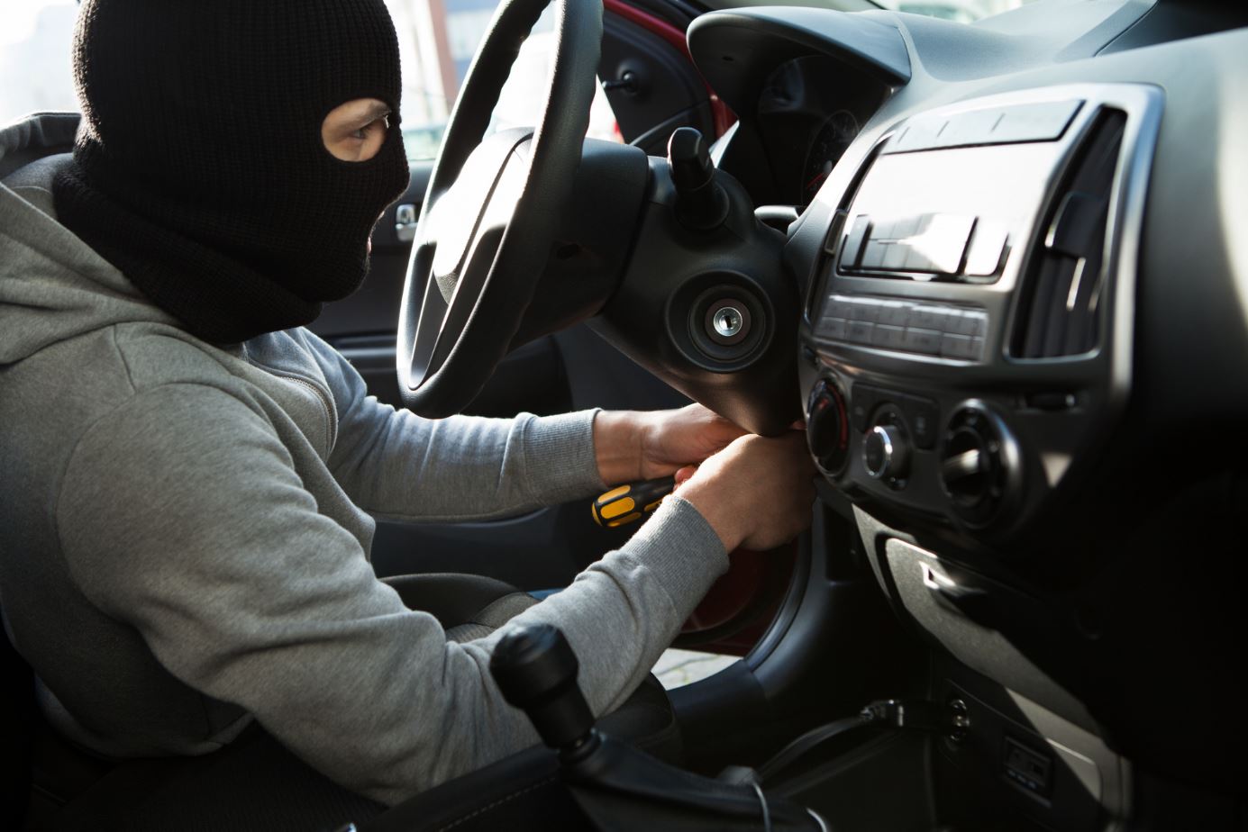 Ladrón llama a policía tras quedar atorado en auto robado