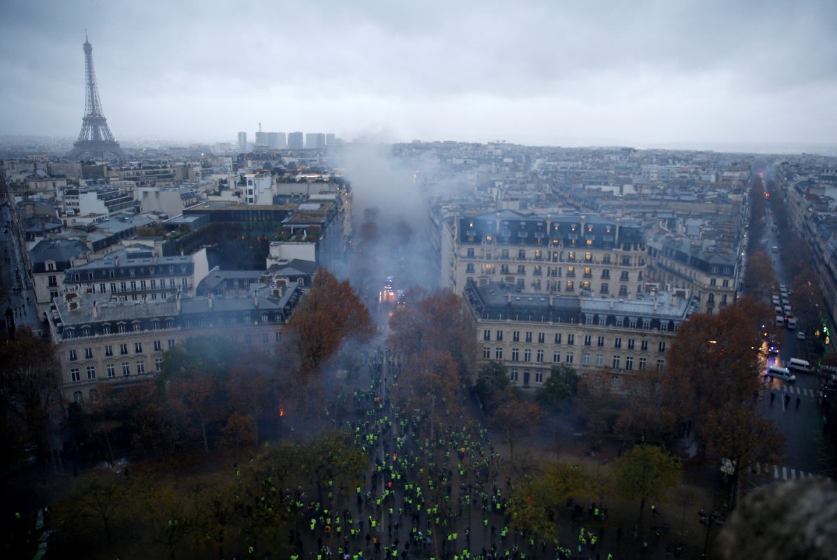 Las protestas del sábado 1 de diciembre se desarrollaron en el área central de París. En esta imágen, los manifestantes se encuentran cerca de la Plaza Charles de Gaulle (Reuters)
