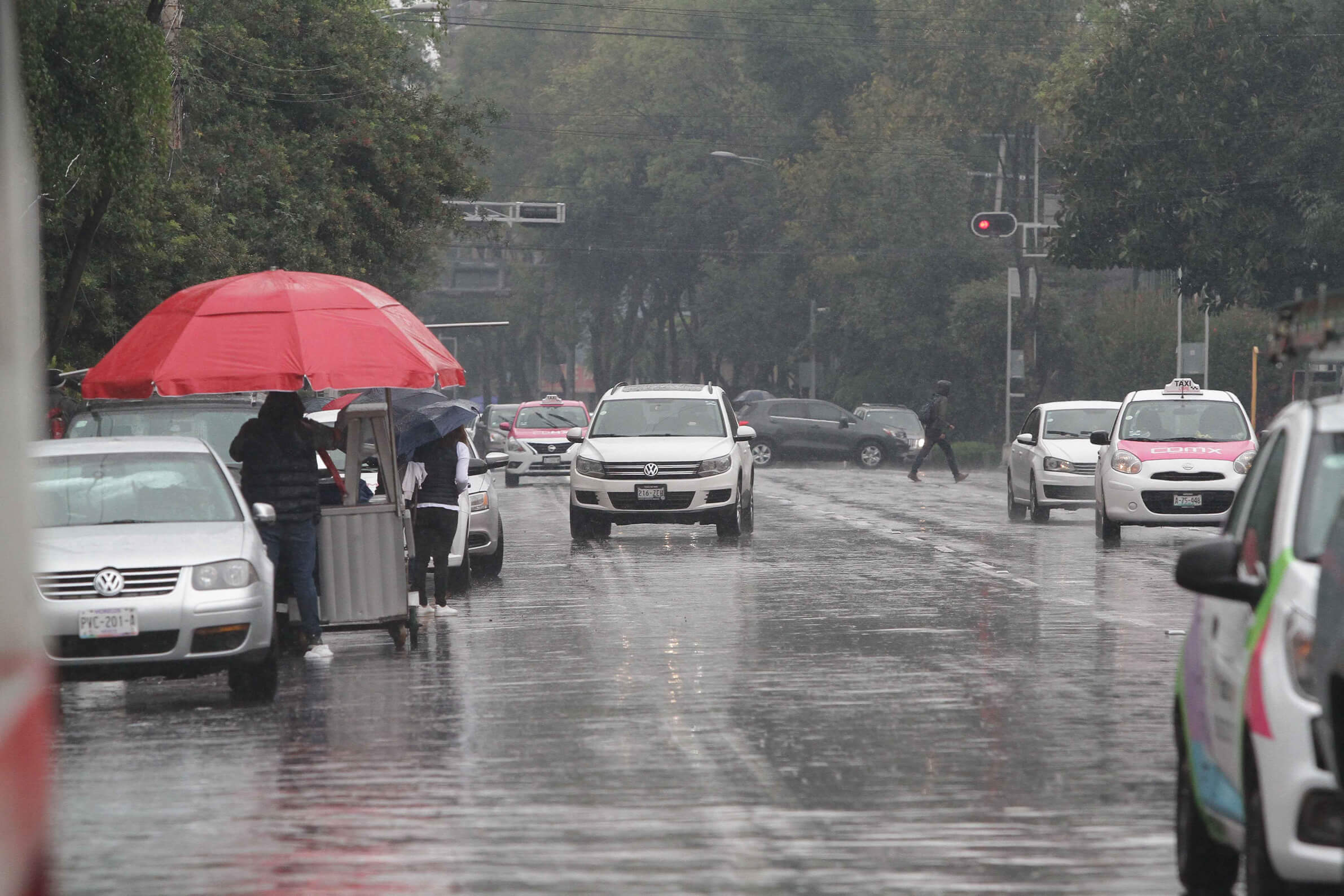 Lluvia fuerte en la Ciudad de México; hay encharcamientos