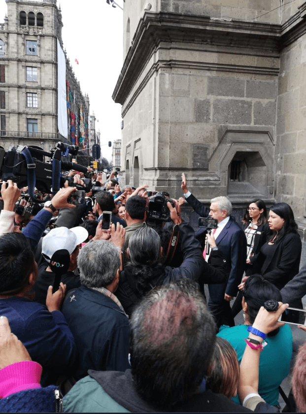 López Obrador camina de Palacio Nacional a la Suprema Corte
