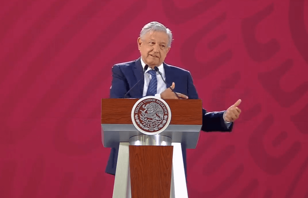 López Obrador habla con reporteros en Palacio Nacional. (YouTube) 