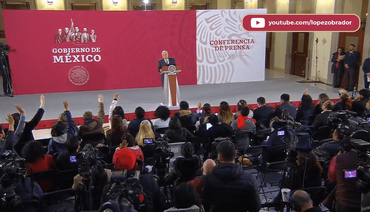 El presidente López Obrador responde a reporteros. (YouTube)