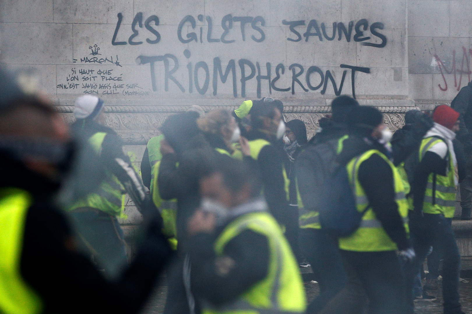 'Los chalecos verdes triunfarán', dice un graffiti que fue recurrentemente realizado en varios monumentos y edificios de la ciudad (Reuters)