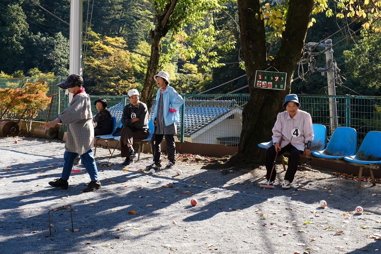Los habitantes de Okutama se reúnen continuamente para jugar cricket en una de sus plazas (CNN)