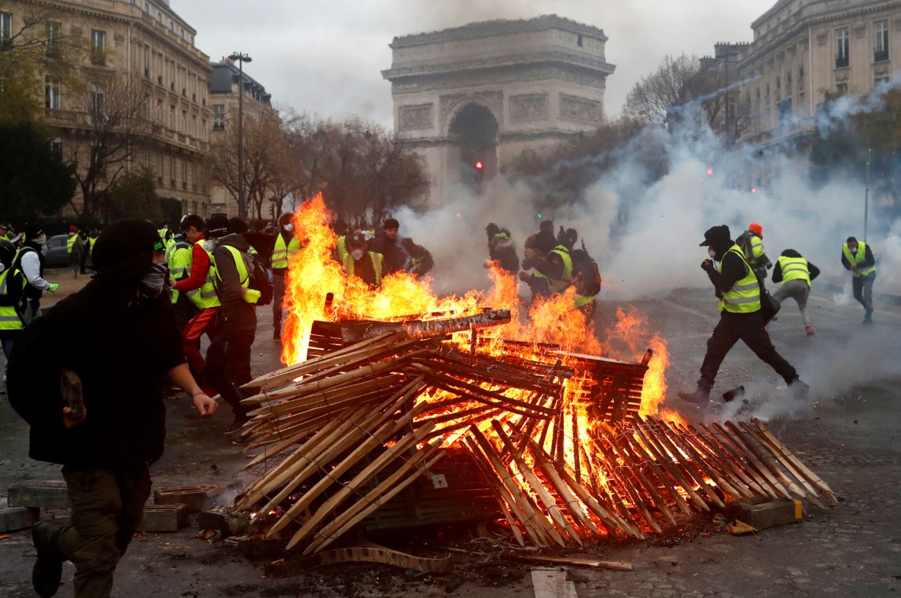 Los manifestantes provocaron incendios y fogatas cerca del Arco del Triunfo, al centro de la Plaza Charles de Gaulle (AP Images)