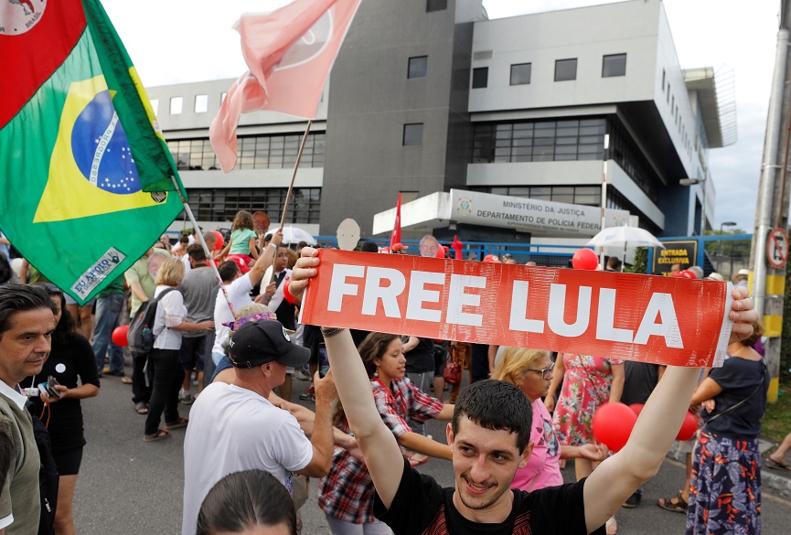 Seguidores del expresidente Lula celebran Año Nuevo
