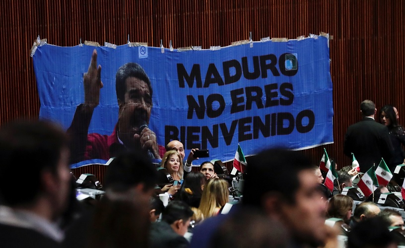 Diputados del PAN despliegan pancarta contra Maduro