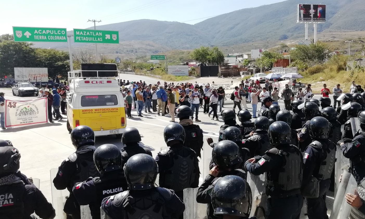 Manifestantes bloquean Autopista del Sol, en Chilpancingo, Guerrero