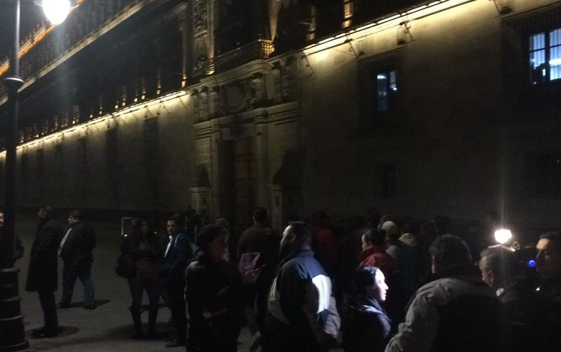 Trabajadores despedidos del SAT se manifiestan en Palacio Nacional, en CDMX