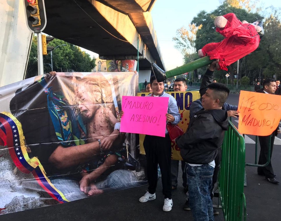 Protestan frente a San Lázaro contra Maduro
