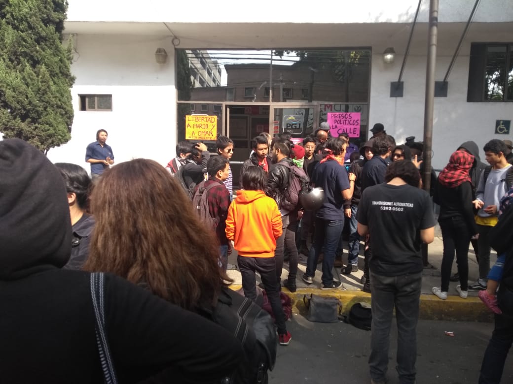Manifestantes exigen liberar a detenidos agresiones Rectoría