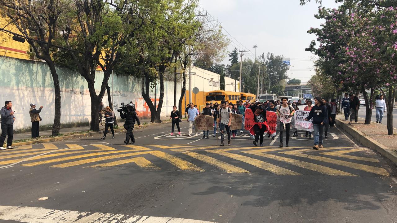 Marchan estudiantes de Prepa 2 de la UNAM, tras rechazo de peticiones