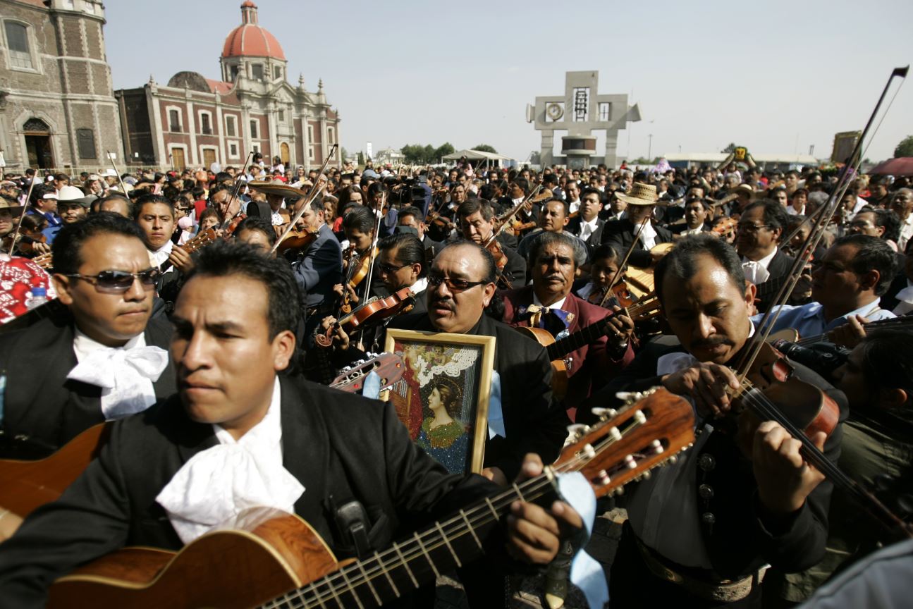 Mariachis y músicos también convergen el 12 de diciembre frente a la Basílica de Guadalupe para cantar y celebrar frente a la imagen (AP Images)