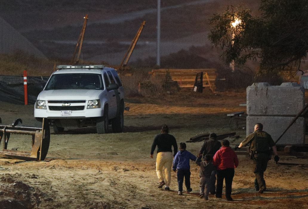 Más de 400 inmigrantes logran cruzar la frontera de EU por Texas