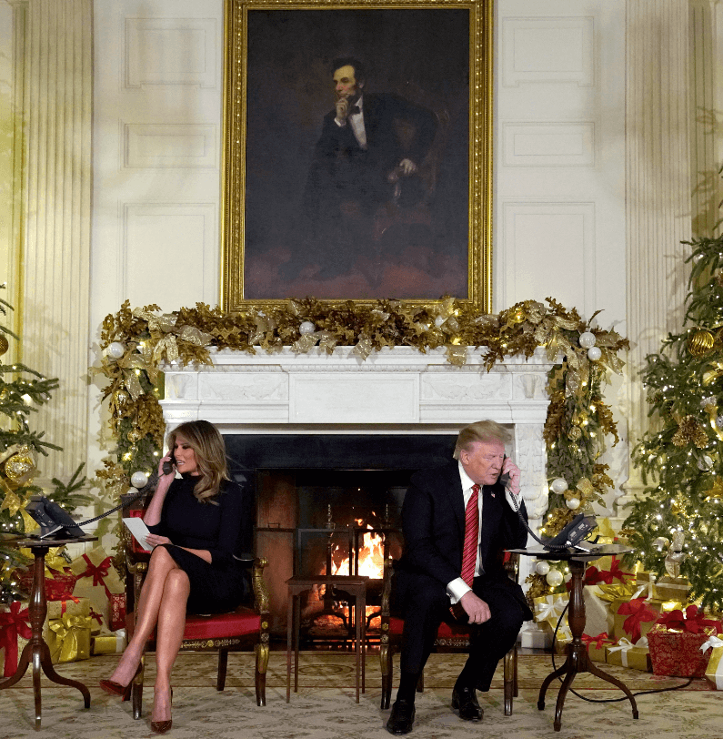 Melania y Donald Trump hablan por teléfono con niños por Navidad. (Reuters) 