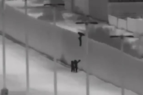 ‘Pollero’ lanza a menores desde lo alto de muro fronterizo en Arizona