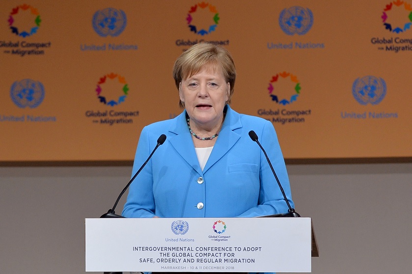 Merkel, ovacionada tras decir que Europa necesita a los migrantes