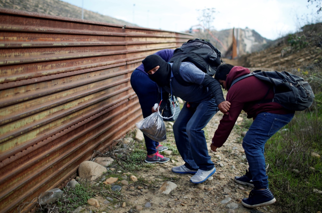 Centroamericanos brincan cerco fronterizo para ser detenidos en EU