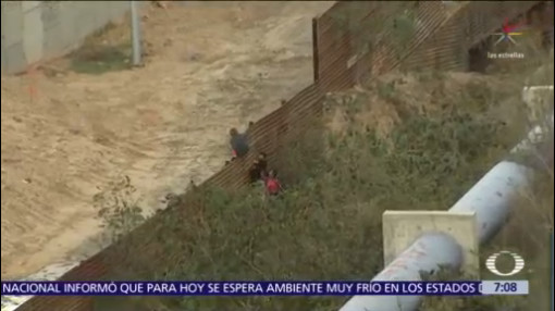 Migrantes brincan muro entre Tijuana y San Diego