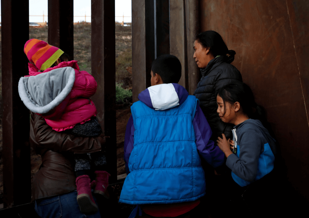 Migrantes centroamericanos en Tijuana, en la frontera con EU. (Reuters, archivo)