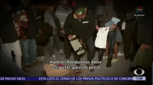 Migrantes centroamericanos pelean por ropa y zapatos en Tijuana