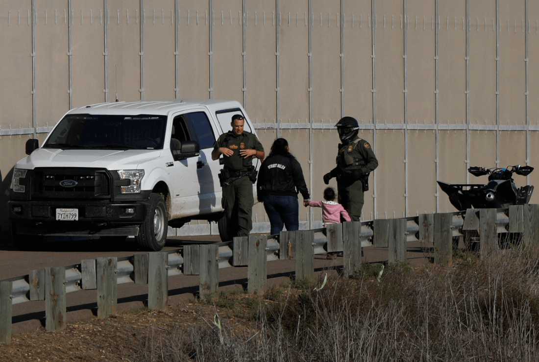 Migrantes con agentes de la Patrulla Fronteriza. (AP, archivo)