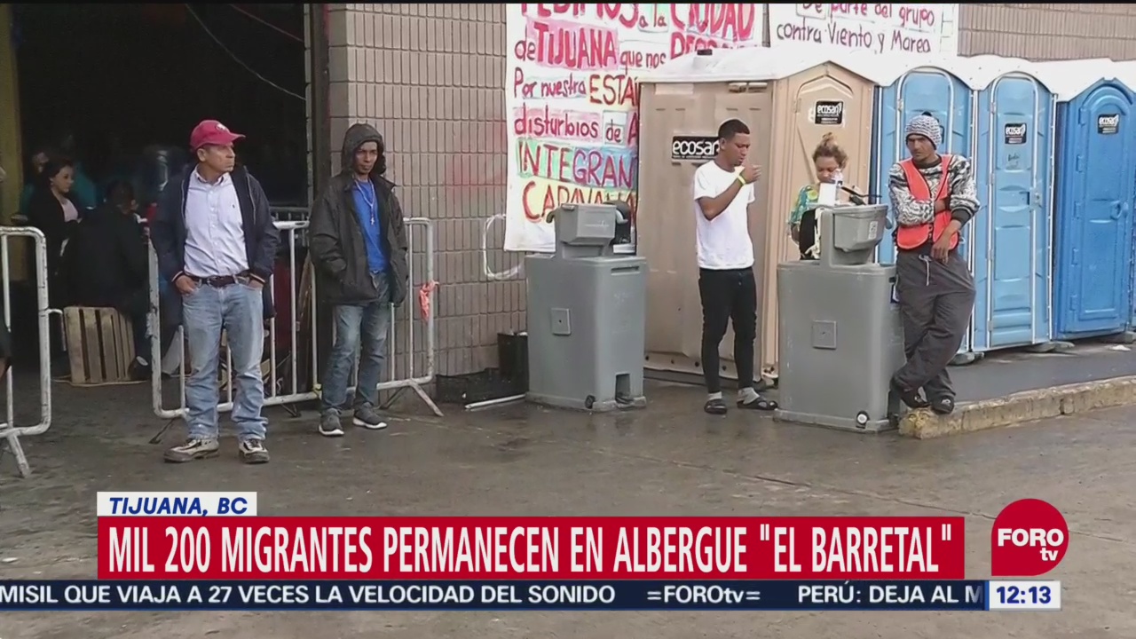 Migrantes del albergue ‘El Barretal’, en Tijuana, sufren por las bajas temperaturas