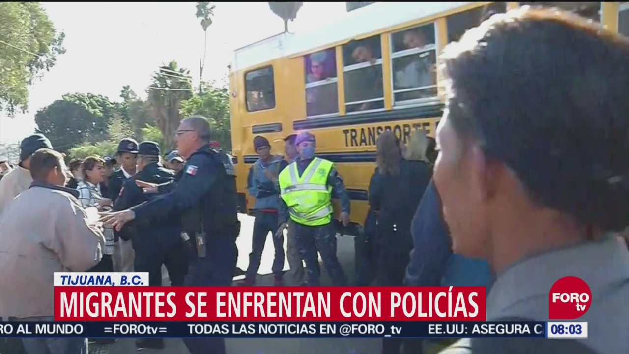 Migrantes se enfrentan con la policía de Tijuana