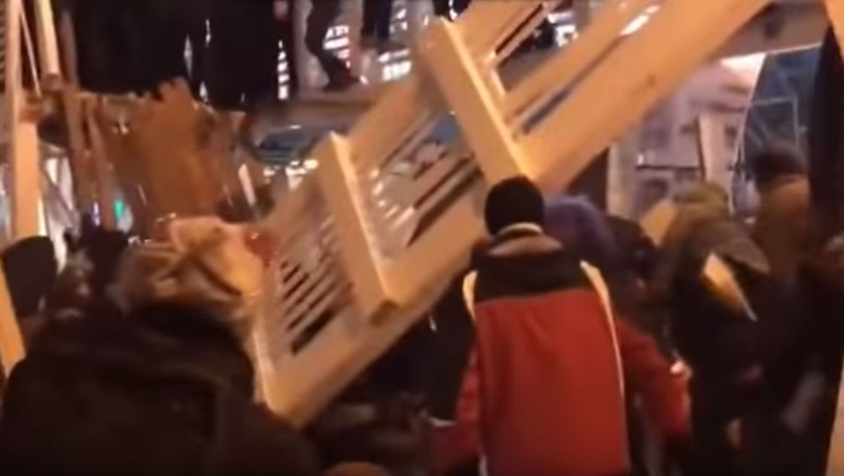 Video: Colapsa puente en plena fiesta de Año Nuevo, lesionando a 13 personas