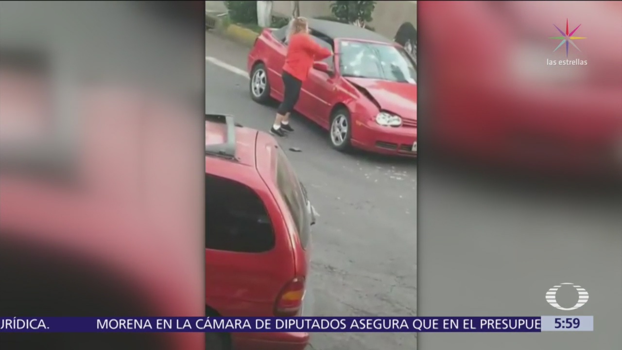 Mujer golpea con un tubo a otro automóvil en Azcapotzalco