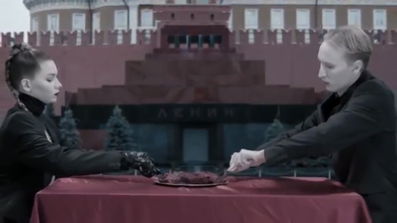 Nastia Kreslina (izquierda) y NIkolái Kostilev (derecha) en la escena controvertida de su video 'Death No More', frente al mausoleo de Lenin en la Plaza Roja (YouTube IC3PEAK)