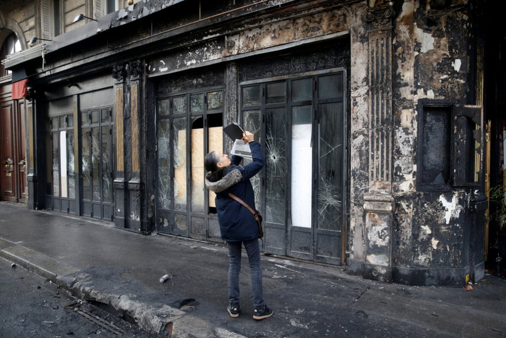 Negocios como restaurantes y tiendas fueron de los más perjudicados tras los disturbios (Reuters)