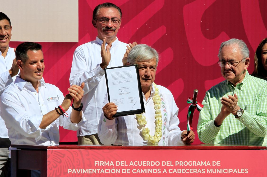 AMLO anuncia en Oaxaca programa para pavimentar caminos municipales