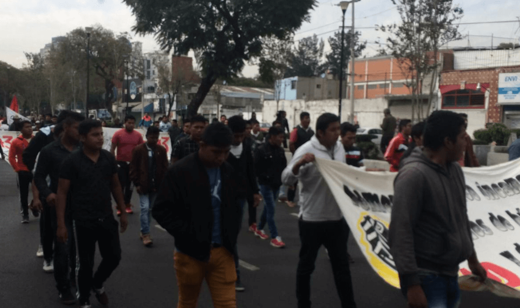 Padres de normalistas de Ayotzinapa visitan la Basílica de Guadalupe